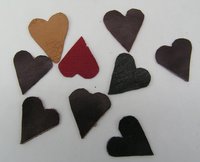 9 aus Leder ausgeschnittene Herzen
