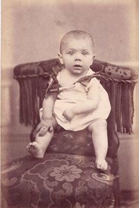 Baby auf einem Sitz im Fotoatelier