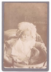 Baby Martha Weis im Kinderwagen