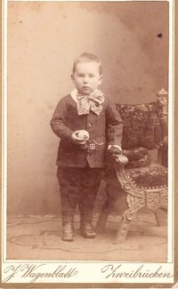 Foto Kind mit kleinem Ball in der Hand