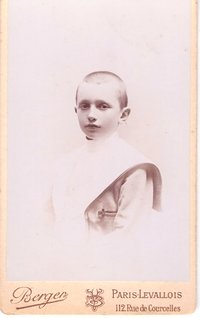 Foto Portrait eines Jungen mit sehr kurzen Haaren