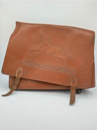 Rotbraune Schultasche mit Pferdemotiv und Schiefertafel