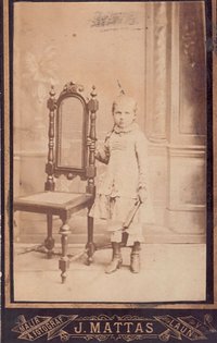 Foto Kind mit großem Stuhl im Fotoatelier