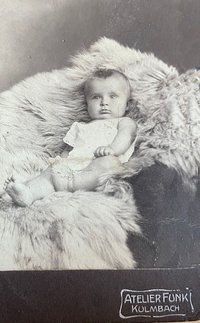 Foto Baby auf einem Fell im Fotoatelier