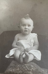 Foto Kleinkind im Fotoatelier auf einem Teppich