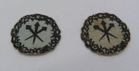 Zwei runde Stoffsiegel mit einer Abbildung der drei Kreuznägeln und der Dornenkrone