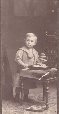 Foto Junge mit Matrosenanzug und Spielzeug