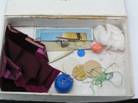 Schachtel mit Näh- und Bastelutensilien für die Herstellung von Devotionalien