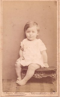 Foto Kleinkind auf einer Fußbank