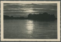 Fotografie eines Sees mit tie stehender Sonne