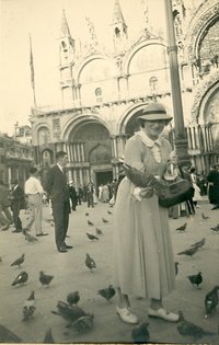 Abbildung einer Dame vor dem Markusdom in Venedig