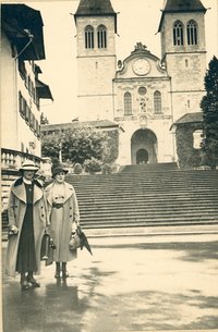 Zwei Damen vor der Hofkirche in Luzern