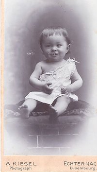 Foto Kleinkind im kurzen Hemdchen