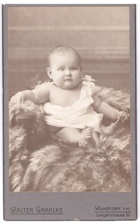 Foto Baby mit kurzem Haar auf einem Fell