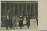 Eine Reisegruppe vor dem alten Museum Berlin