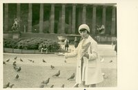 Fotografie eines Mädchens vor dem alte Museum Berlin