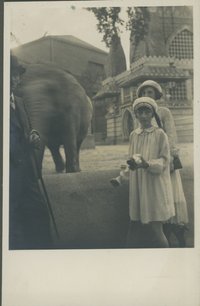 Porträt einer Dame und eines Mädchens im Zoo
