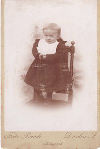 Foto Kleinkind auf einem Stuhl stehend