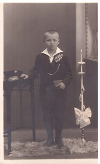 Foto Junge mit Kommunionsanzug und Kerze