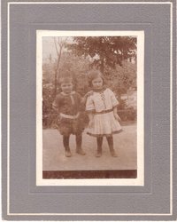 Foto zwei kleine kinder im Freien
