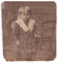 Foto kleiner Junge (Johann Joseph Fery) mit Kleid und großem weißen Kragen