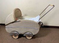 Puppenwagen mit Korbgeflecht aus Kunststoff