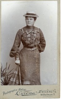 Fotografie einer jungen Dame mit Hut