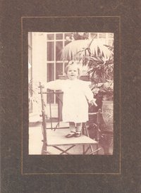Foto kleine Mädchen auf einem Stuhl stehend