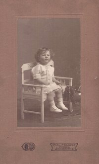 Foto kleines Kind auf einer Bank sitzend