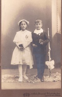 Foto Junge und Mädchen im Kommunionsanzug bzw. -Kleid
