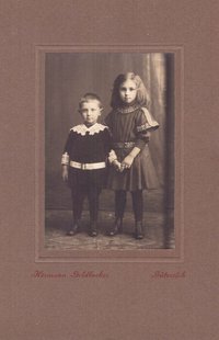 Foto zwei Kinder im Fotoatelier
