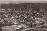 Ansichtskarte Luftbild Dorfansicht mit Weinbergen im Berghang