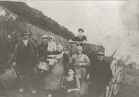 Gruppenfoto der Familie Beitzel 1937 vor der Weinlese am Transportwagen