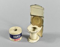 Puppentoilette und Miniatur-Klopapierrolle "Hakle 1000"
