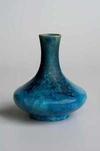 Kleine Vase aus hellem Scherben