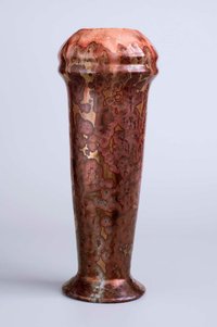 Handgeformte Vase mit kupferfarbener Lüstergasur