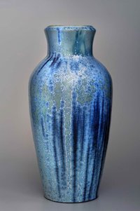 Konische Vase aus hellem Scherben