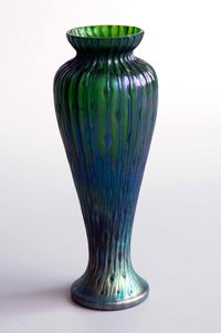 Hohe Vase aus flaschengrünem Glas mit Fadenauflage