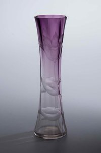 Vase aus Klarglas mit facettiertem Schliff