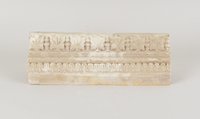 Ofen-Simskachel mit antikisierendem Ornamentfries