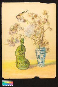 Kleine, grünliche Figur und blühende Disteln in Vase mit Chinoiserien