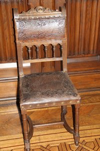 Stuhl mit Lederbezug auf Sitz und Rückenlehne, um 1880