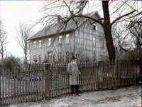 Wilhelm Busch vor dem Pfarrhaus in Mechtshausen im Jahre 1907, von Hans Breuer