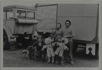 Familie F. (fahrende Scheren- und Messerschleifer), aus der Serie "Familienporträts"