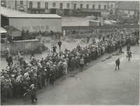 Arbeitslosenschlange beim Stempeln im Hof des Arbeitsamtes Hannover (Wählt Hitler!)