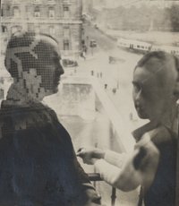 Erwin Hahs und Studentin auf Balkon