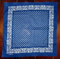 Blau-weiß gemustertes Taschentuch