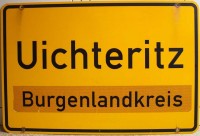 Ortseingang- und Ortsausgangsschild der Ortschaft Uichteritz im Burgenlandkreis