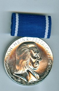 Pestalozzi-Medaille für treue Dienste in Silber, DDR, 1956-1989