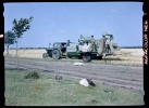 Traktor RS 01 zieht Mähdrescher (Colorfilm-Negativ)